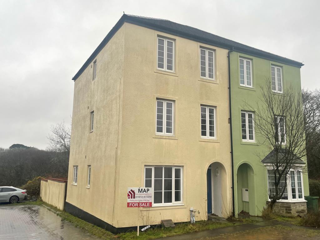 Lot: 73 - SUBSTANTIAL SEMI-DETACHED HOUSE - Semi detached three storey house